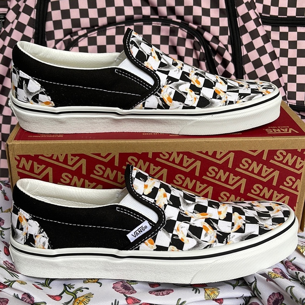 Vans WMNS Classic Slip-0n
Checkerboard Koi/Black
VN0A5JMHVG3
Sneakers
